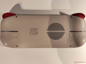 Hay una franja de acento y dos botones en la parte posterior