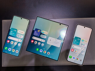 Los últimos teléfonos plegables de Samsung, desplegados, de izquierda a derecha: Galaxy Z Flip7, Fold7 y Flip7 FE (Fuente de la imagen: Notebookcheck)
