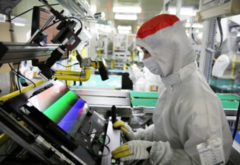 Un técnico de pantallas Samsung trabajando en un equipo de pantallas OLED. (Imagen: Samsung)