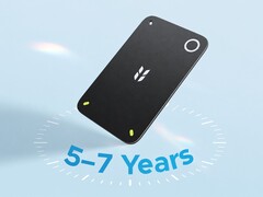 El nuevo Ugreen FineTrack Slim Duo2 (en la imagen) es compatible tanto con «Buscar mi dispositivo» de Apple como con «Find Hub» de Google.
