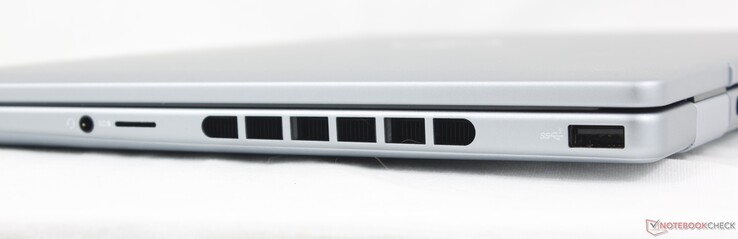 Derecha: auriculares de 3,5 mm, lector MicroSD, USB-A 3.2 Gen. 1
