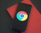 Teléfono inteligente que muestra el logotipo de Google Chrome e ilustra GLM-5.3 y un exploit de Chrome