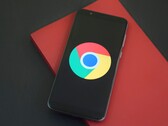 Teléfono inteligente que muestra el logotipo de Google Chrome e ilustra GLM-5.3 y un exploit de Chrome