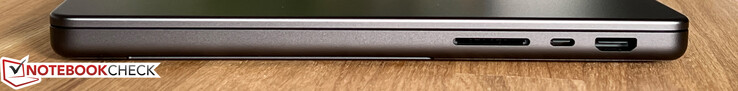 Lado derecho: Lector de tarjetas, USB-C 4.0 con Thunderbolt 4 (40 Gbps, DisplayPort-ALT modo 1.4, Power Delivery), HDMI 2.1