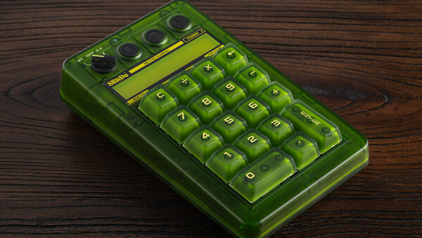 El 8BitDo Retro 18 Mechanical Numpad - Xbox Edition hace las veces de calculadora.