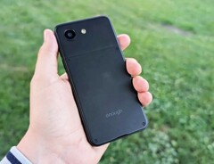 El Enough Phone es casi tan compacto como el iPhone 13 mini de Apple.