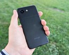 El Enough Phone es casi tan compacto como el iPhone 13 mini de Apple.