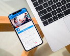 Un teléfono con la aplicación de Facebook en la pantalla. Imagen de archivo. (Fuente de la imagen: Timothy Hales Bennett en Unsplash)