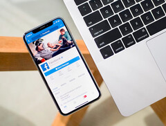 Un teléfono con la aplicación de Facebook en la pantalla. Imagen de archivo. (Fuente de la imagen: Timothy Hales Bennett en Unsplash)