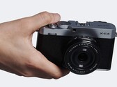 Cámara compacta APS-C Fujifilm X-E4 en mano