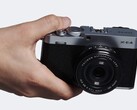 Cámara compacta APS-C Fujifilm X-E4 en mano