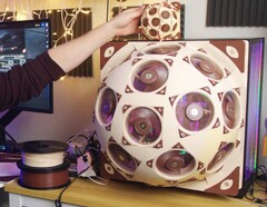 El Noctua SuperDome integra 15 ventiladores en el panel lateral de un PC para juegos.