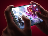 El Redmi K90 Ultra cuenta con el procesador Snapdragon 8 Elite. En la imagen: una fotografía promocional en la que se muestra un juego MOBA ejecutándose en el teléfono.