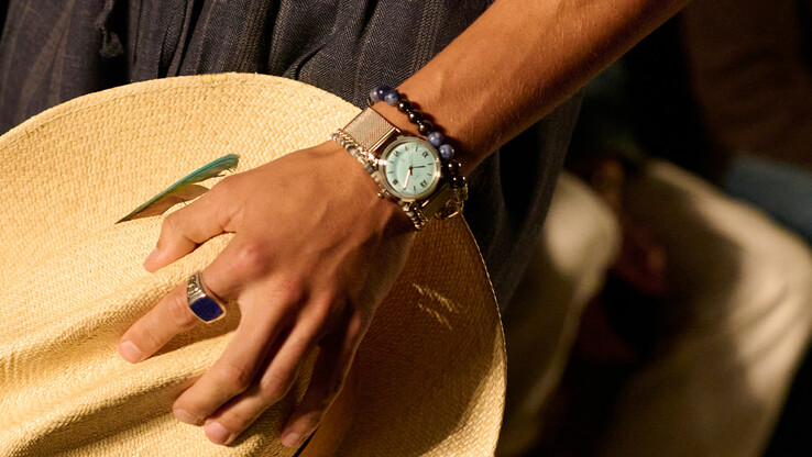 Persona que lleva el reloj Timex x Todd Snyder Marlin Mesh de color azul aguamarina con brazalete de acero inoxidable.