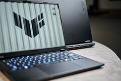 Los ASUS TUF Gaming A14 y A16 disponen de espacio para dos SSD. (Fuente: Alex Waetzel para Notebookcheck)