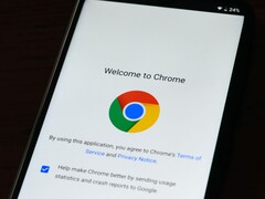 Teléfono inteligente en el que se muestra la pantalla de bienvenida de Google Chrome con el logotipo de Chrome
