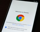 Teléfono inteligente en el que se muestra la pantalla de bienvenida de Google Chrome con el logotipo de Chrome