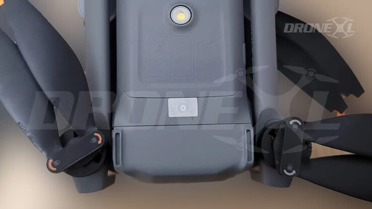 El Mini 5 Pro incorpora un botón en su lateral que se espera le permita despegar sin necesidad de tener un mando a mano. (Fuente de la imagen: vía DroneXL &amp; Jasper Ellens)