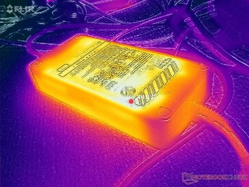 El adaptador de CA alcanza más de 45 C cuando funciona con cargas exigentes