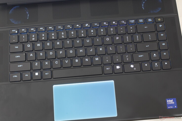 Sin cambios en el teclado ni en el clickpad. El Alienware 16 sigue siendo uno de los portátiles para juegos más cómodos para teclear