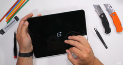 Un OnePlus Pad antes del lanzamiento. (Fuente: JerryRigEverything vía YouTube)