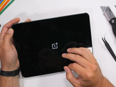 Un OnePlus Pad antes del lanzamiento. (Fuente: JerryRigEverything vía YouTube)