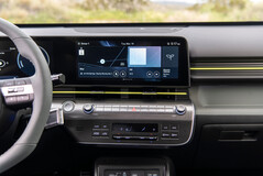 A pesar de la gran pantalla de infoentretenimiento, las funciones multimedia y de climatización siguen estando a cargo de botones y mandos físicos. (Fuente de la imagen: Hyundai)