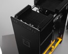 La caja MonsterLabo Beast tiene el ~50% de su volumen lleno de disipadores y heatpipes. (Fuente de la imagen: Optimum Tech)