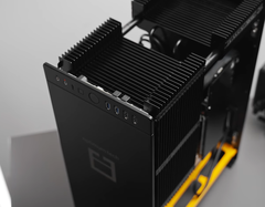 La caja MonsterLabo Beast tiene el ~50% de su volumen lleno de disipadores y heatpipes. (Fuente de la imagen: Optimum Tech)