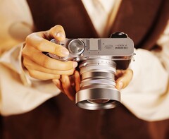 Los nuevos convertidores Viltrox permiten a la Fujifilm X100 VI ofrecer distancias focales de 28 mm y 50 mm. (Fuente de la imagen: Fujifilm)