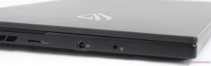 Izquierda: lector de MicroSD, adaptador de CA, audio combinado de 3,5 mm