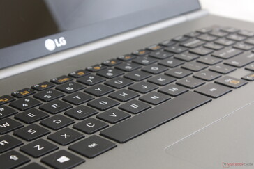La respuesta de teclas está en el lado más suave y las teclas NumPad son más estrechas y estrechas que las teclas QWERTY principales.