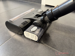 El depósito de agua y la mopa se enganchan en la parte trasera del cabezal.