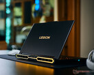 El nuevo Legion Pro 7 16IAX10H presenta el mismo diseño que el modelo que analizamos en 2025, que se muestra en la imagen inferior.