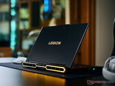 El nuevo Legion Pro 7 16IAX10H presenta el mismo diseño que el modelo que analizamos en 2025, que se muestra en la imagen inferior.