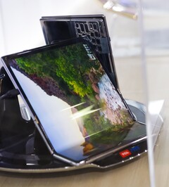 Este es nuestro primer vistazo a la tableta triflexible de TCL