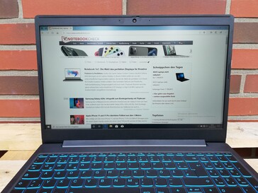 IdeaPad L340 de Lenovo en exteriores