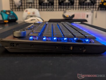 Teclado Command KB7 colocado en posición horizontal sin ajuste de altura.