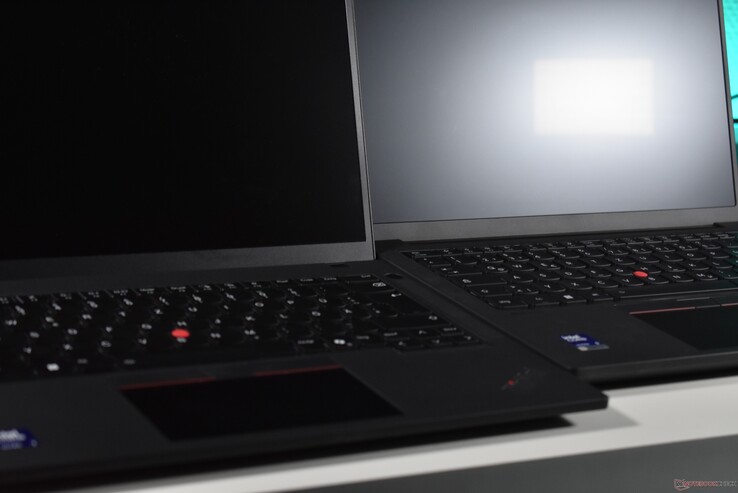 ThinkPad T14 Gen 7 (derecha) frente a ThinkPad T14 Gen 6 (izquierda)