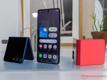 Galaxy Pantalla y cámaras traseras de la Z Flip 7 (fuente de la imagen: Notebookcheck)