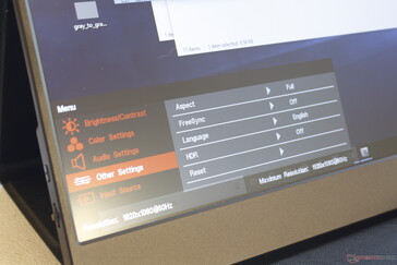 La configuración de OSD aparece en la parte inferior izquierda de la pantalla