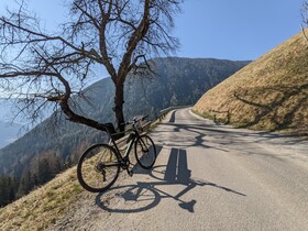 Gracias al soporte eléctrico, las etapas de montaña no suponen ningún problema. Sin embargo, es mejor dejar el pulsómetro apagado y poner los controles en manual.