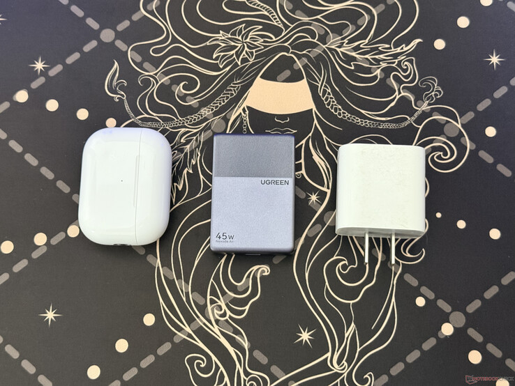 El Ugreen Nexode Air 45W Slim junto al estuche de los AirPods Pro y un cargador de 18 W de l Apple
