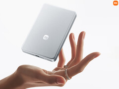 La batería magnética UltraThin Power Bank de 10.000 mAh cuesta unos 51 dólares en China. En la imagen: una foto promocional que muestra su diseño fino y ligero.