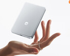 La batería magnética UltraThin Power Bank de 10.000 mAh cuesta unos 51 dólares en China. En la imagen: una foto promocional que muestra su diseño fino y ligero.