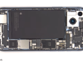 El interior del iPhone 14 Plus. (Fuente: PBKReviews vía YouTube)
