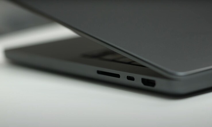 Apple'El próximo MacBook Pro M4 contará con un puerto Thunderbolt 4 adicional. (Fuente de la imagen: Romancev768V vía YouTube)