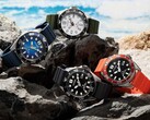 Cuatro relojes de buceo Citizen Promaster Marine en colores blanco, negro, azul y naranja, expuestos sobre unas rocas junto al mar.
