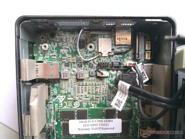 Ranura M.2 vacía dentro de nuestro PC de prueba Intel NUC