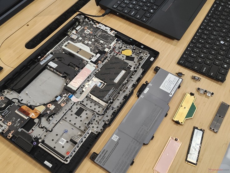 El Lenovo ThinkPad T14 Gen 7 con las CRUs desmontadas.